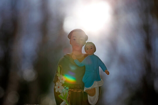 Une petit statue en plastique de Saint Antoine de Padoue