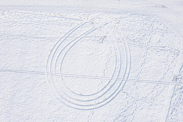Schnee bedeckte winterliche Landschaft im bayerischen Wald mit Spuren von Autoreifen Schlitten Fußabdrücke im tiefen Schnee, Deutschland