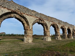 Fototapeta na wymiar Verlauf römisches Aquadukt von Gier in Chaponost / Frankreich