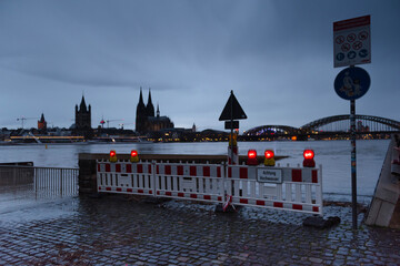 Hochwasserwarnung am Rhein mit Kölner Dom im Hintergrund