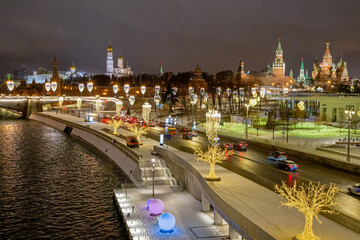 Obraz premium Evening Moscow. Festive capital of Russia. The Kremlin embankment is decorated with garlands for the New year. Christmas in Russia.