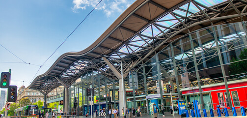 Fototapeta premium MELBOURNE, AUSTRALIA - NOVEMBER 2015: Exterior view of City Southern Cross Station on a sunny day