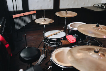 Obraz premium Two vintage wooden drumsticks are on the drum kit near the cymbals. The concept of a musician, jazz band and rock band.