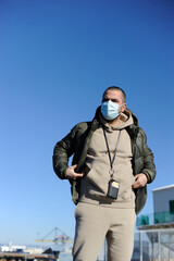 Chico con mascarilla con chandal