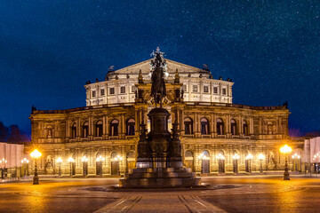 Fototapeta premium Die Semperoper in Dresden bei Nacht unter Sternenhimmel
