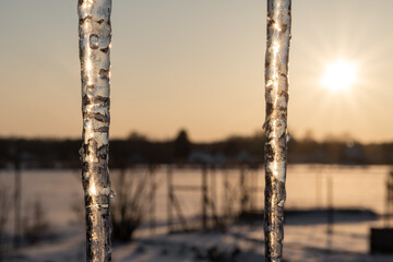 zwei Eiszapfen im Garten leuchten