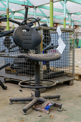 Zniszczone krzesło operatora urządzeń i sprzęt przeznaczony do utylizacji