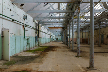 Nieczynna hala fabryczna o podłużnym kształcie przeznaczona do wyburzenia