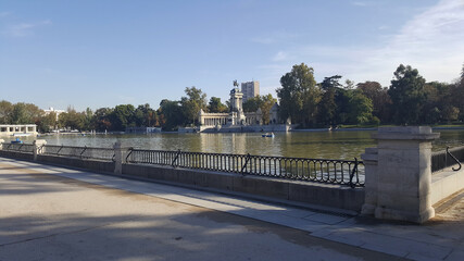 Panoramic photography of the Retiro Park with boats in the background