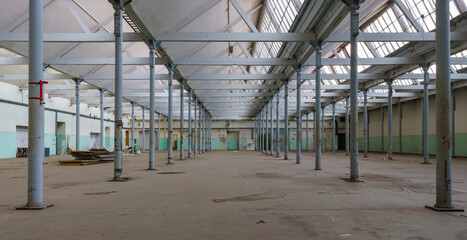 Stara hala fabryczna z drewnianą konstrukcją stropu ze świetlikami opartego na metalowych filarach