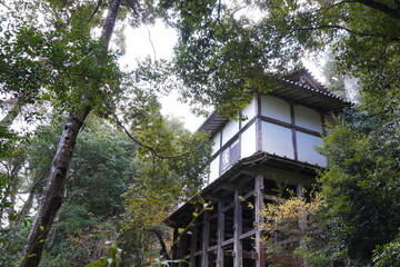 斜面に建つ山寺の建物