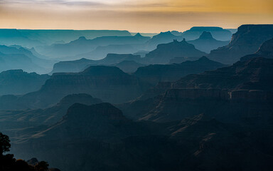 Atardecer de monta&ntilde;as con siluetas y nubes en el desierto del Gran Ca&ntilde;on, maravillas del mundo en Arizona 