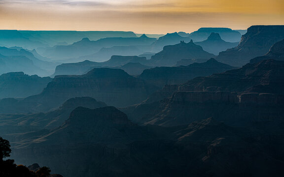 Atardecer de monta&ntilde;as con siluetas y nubes en el desierto del Gran Ca&ntilde;on, maravillas del mundo en Arizona 