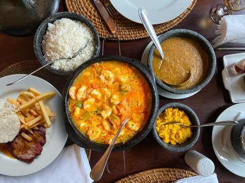 Shrimp stew in the clay pot