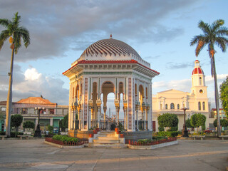 le Kiosque et l'Église de la Purísima Concepción du parc Cespedes de Manzanillo, Granma, Cuba