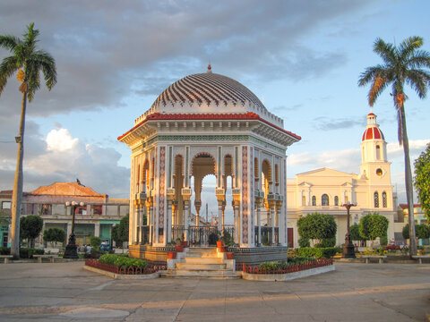 le Kiosque et l'&Eacute;glise de la Pur&iacute;sima Concepci&oacute;n du parc Cespedes de Manzanillo, Granma, Cuba