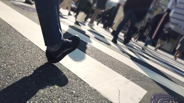 外を歩くビジネスマンの足元