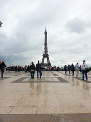 Fototapeta na wymiar Nadie se va de Paris sin visitar y admirar su emblemática torre