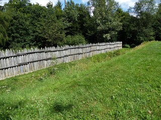 Rekonstruierte römische Limespalisade mit Wall und Graben am Kastell / Wachtturm Zugmantel bei Taunusstein