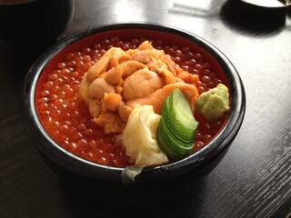 おいしいウニいくら丼