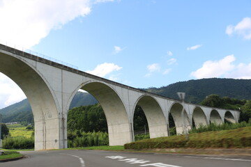 山々にかかるアーチ橋