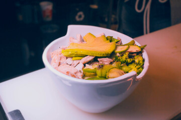 ensalada  fresca con aguacate colores calidos y servido en bowl 