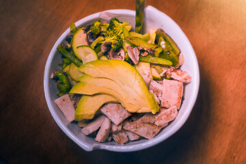 ensalada  fresca con aguacate colores calidos y servido en bowl 