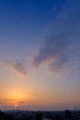 Fototapeta premium 神戸の高台、岡本梅林公園の夜明け。生駒山からの日の出がオレンジ色に空を染める