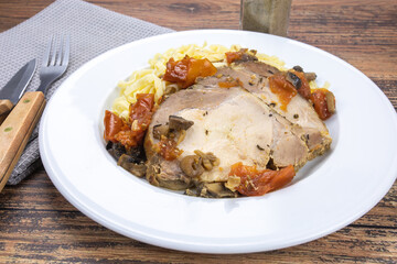 assiette de rôti de porc et tagliatelles