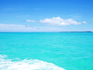 ボートから見た宮古島の青い海と波