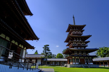 Fototapeta premium 古都奈良の世界遺産 薬師寺の三重塔 西塔 