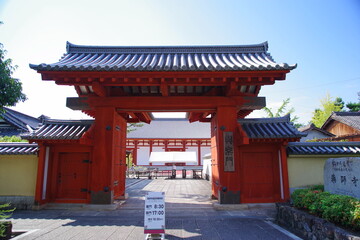 Fototapeta premium 古都奈良の文化財 薬師寺への入り口 興楽門