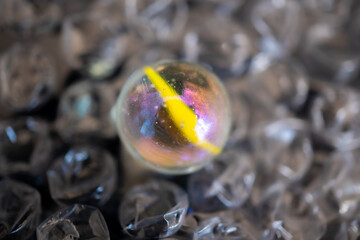 canica sobre plástico de burbujas