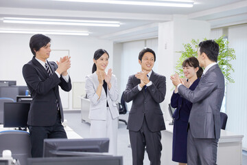 拍手する会議室
