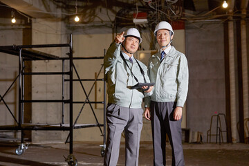 工事現場で働く作業員