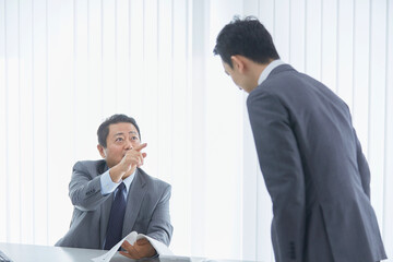 部下を注意する上司