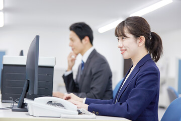 Fototapeta premium オフィスで働くビジネスウーマン