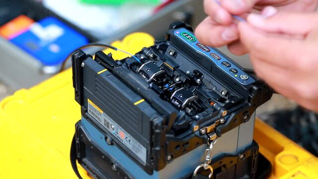 Fiber Optic Fusion Splicing Cable Internet signal and Wire connection with Fiber Optic Fusion Splicing machine,fiber optic cable splice machine in work