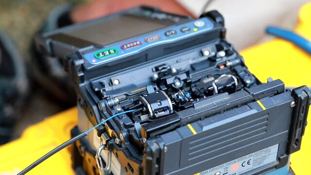Fiber Optic Fusion Splicing Cable Internet signal and Wire connection with Fiber Optic Fusion Splicing machine,fiber optic cable splice machine in work