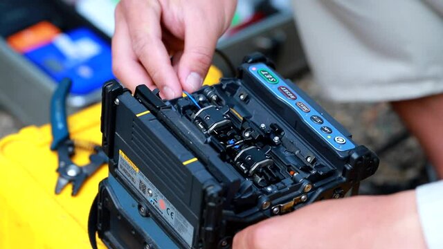Fiber Optic Fusion Splicing Cable Internet signal and Wire connection with Fiber Optic Fusion Splicing machine,fiber optic cable splice machine in work