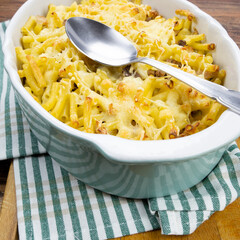 gratin de pâtes sur une table