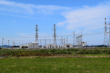 Fototapeta premium 屋外変電設備と送電塔