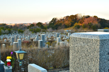 夕暮れの日本の墓地の風景