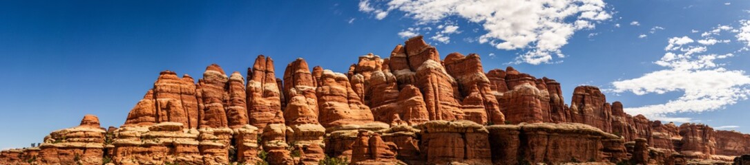 Fototapeta premium Panorama shot of mesas and buttes in canyonlands national park at sunny day in Utah, America