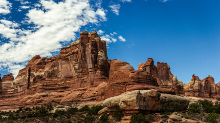 Fototapeta premium Wide shot of mesas and buttes in canyonlands national park at sunny day in Utah, America