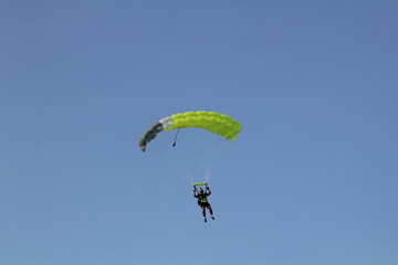 Aproximación para aterrizaje de salto en paracaídas.