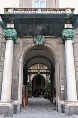 Obraz premium Napoli -Entrata di Palazzo Fondi