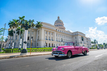 vintage Amerikaanse retro auto carconvertible rijdt op een asfaltweg voor het Capitool in de oude stad Havana. Toeristentaxi cabriolet.