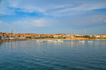 Hafen von Isola Rossa auf Sardinien