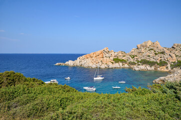 Fototapeta na wymiar Yachten in einer Bucht auf Sardinien